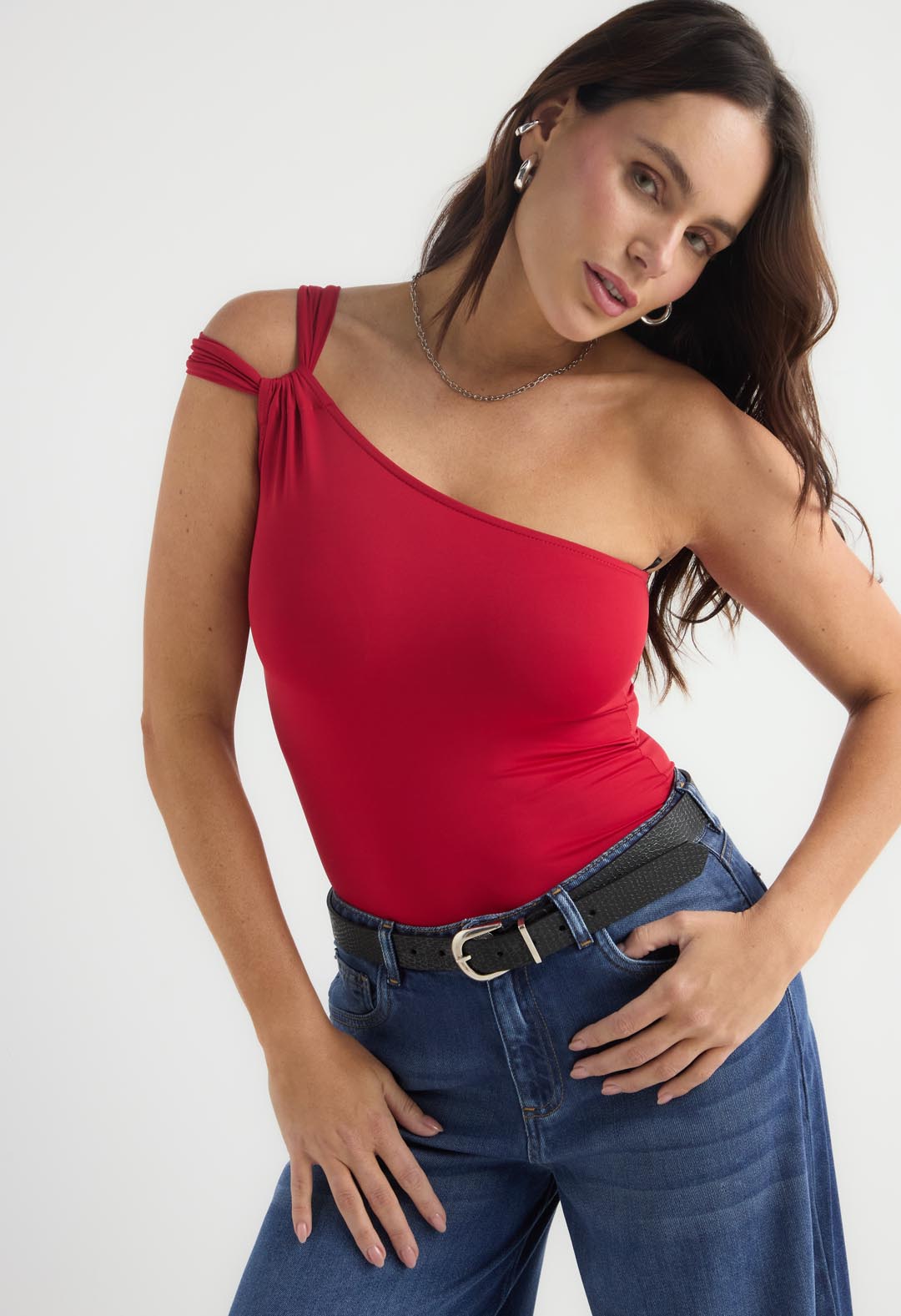 Camiseta roja con escote irregular para mujer