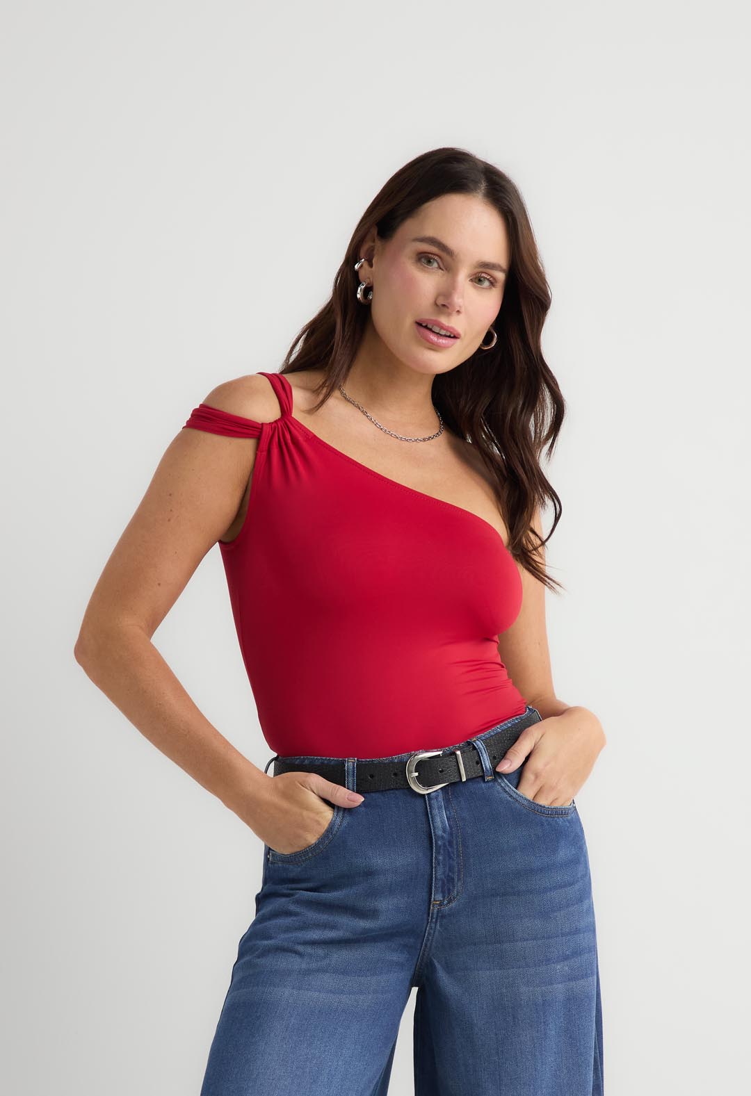 Camiseta roja con escote irregular para mujer
