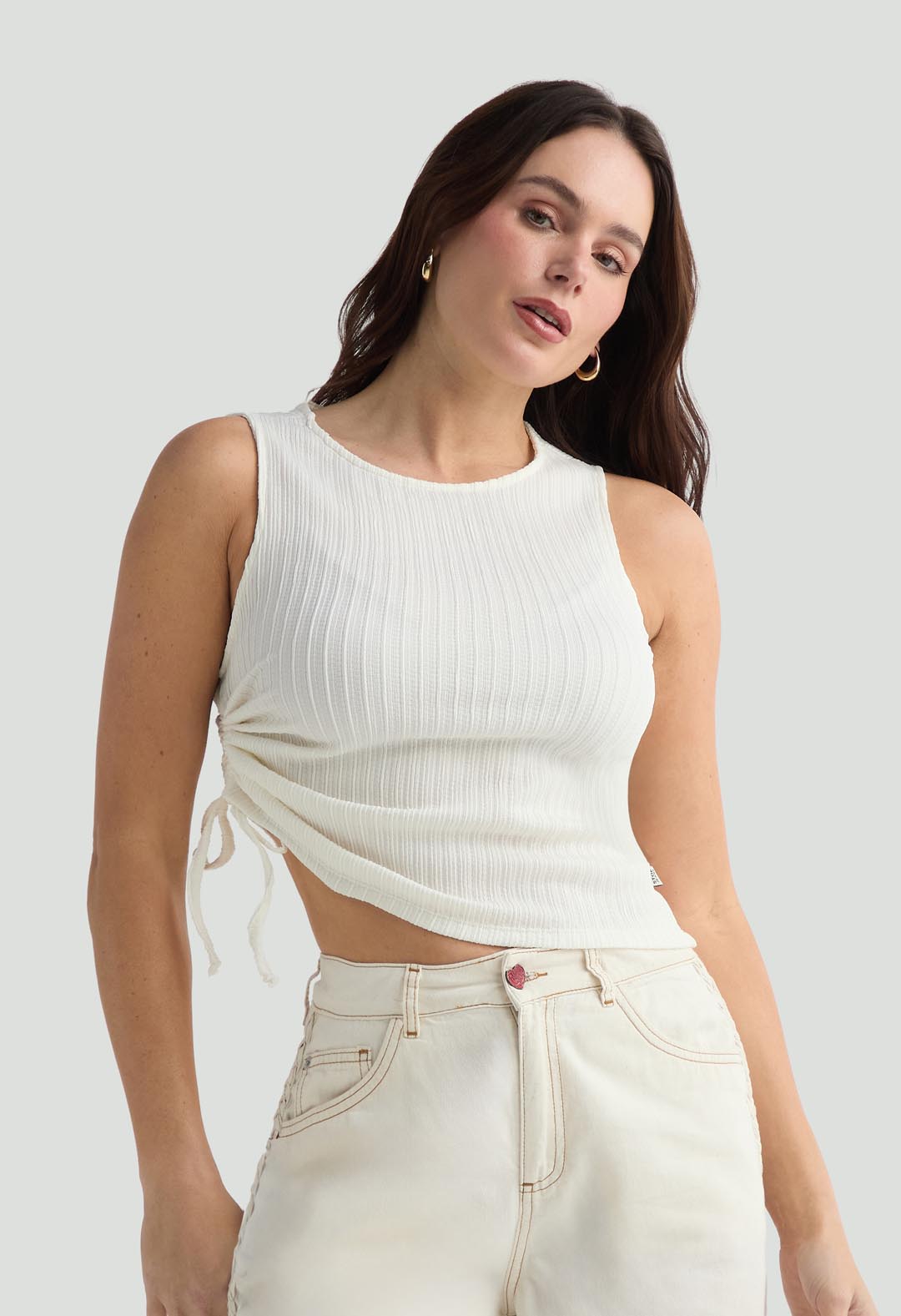 Camiseta marfil con recogido en costado para mujer
