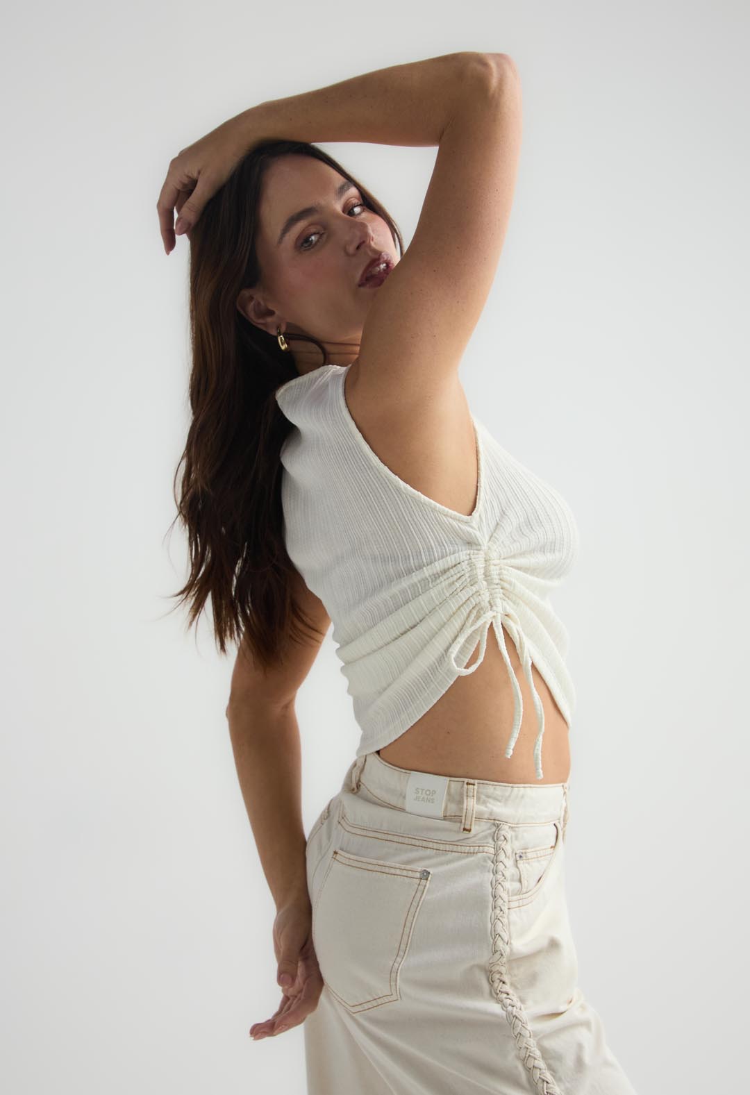 Camiseta marfil con recogido en costado para mujer