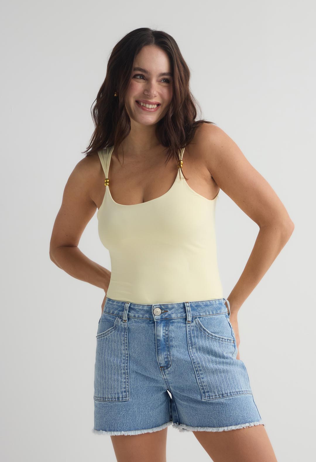 Camiseta amarilla con detalles dorados para mujer