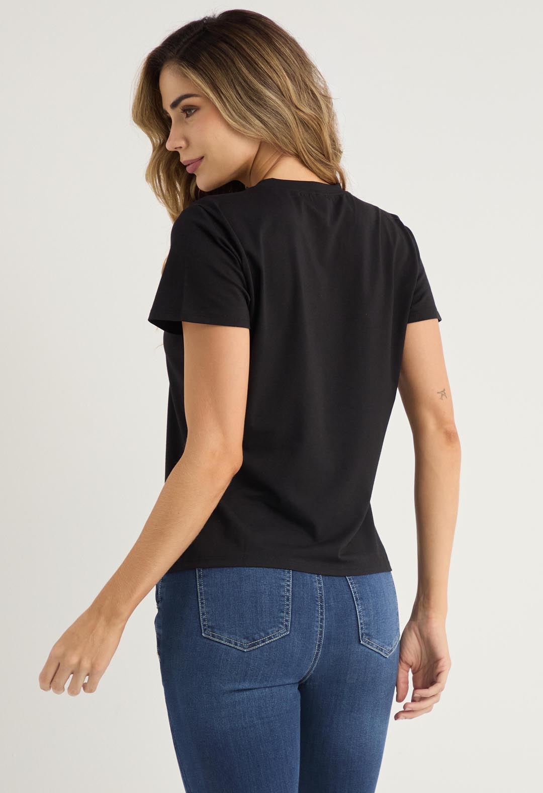 Camiseta negra bordada para mujeres