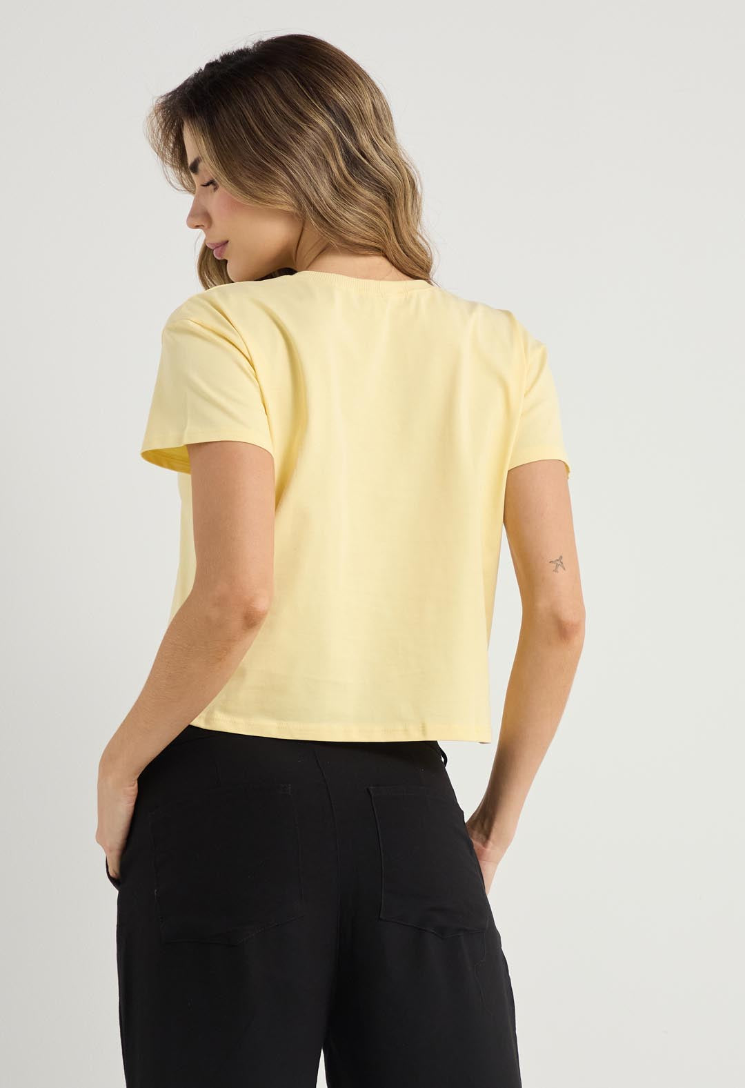 Camiseta amarillo pastel estampada para mujeres