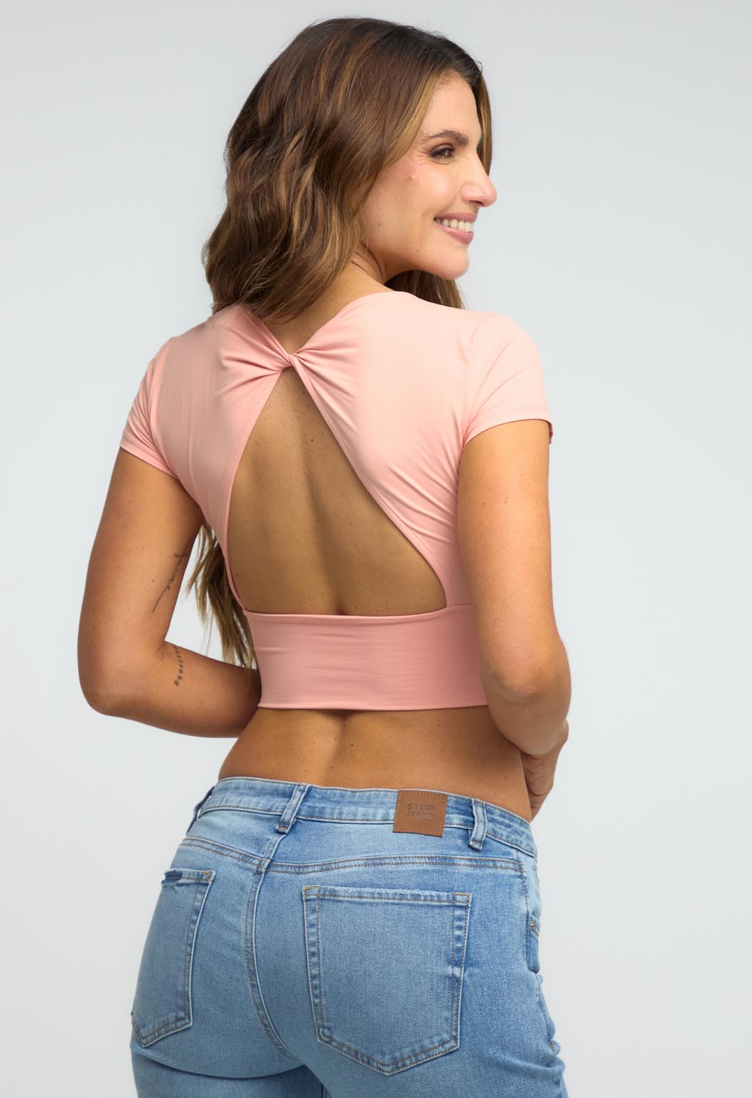 Camiseta salmón con escote en espalda para mujeres