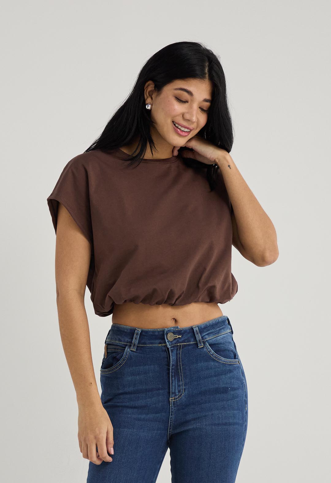 Camiseta chocolate con ruedo efecto globo para mujer