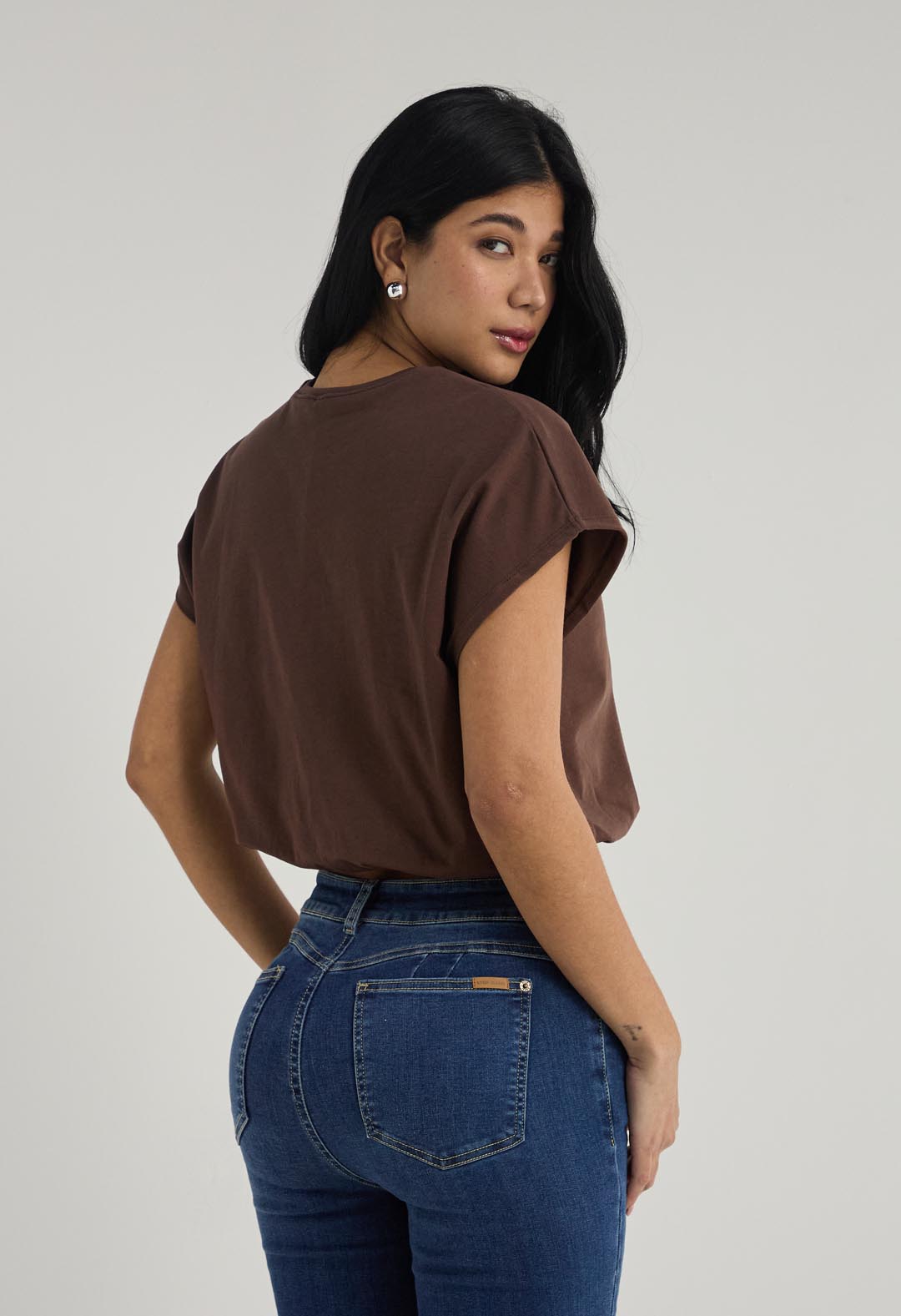 Camiseta chocolate con ruedo efecto globo para mujer