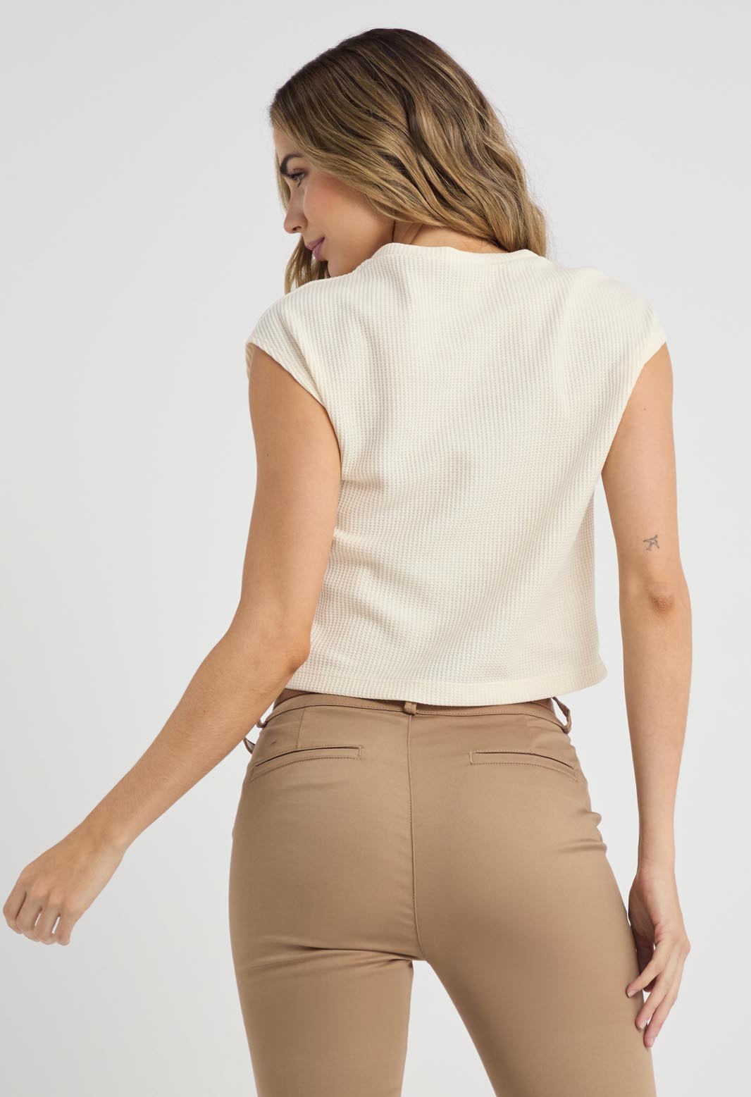 Camiseta arena tejida para mujeres