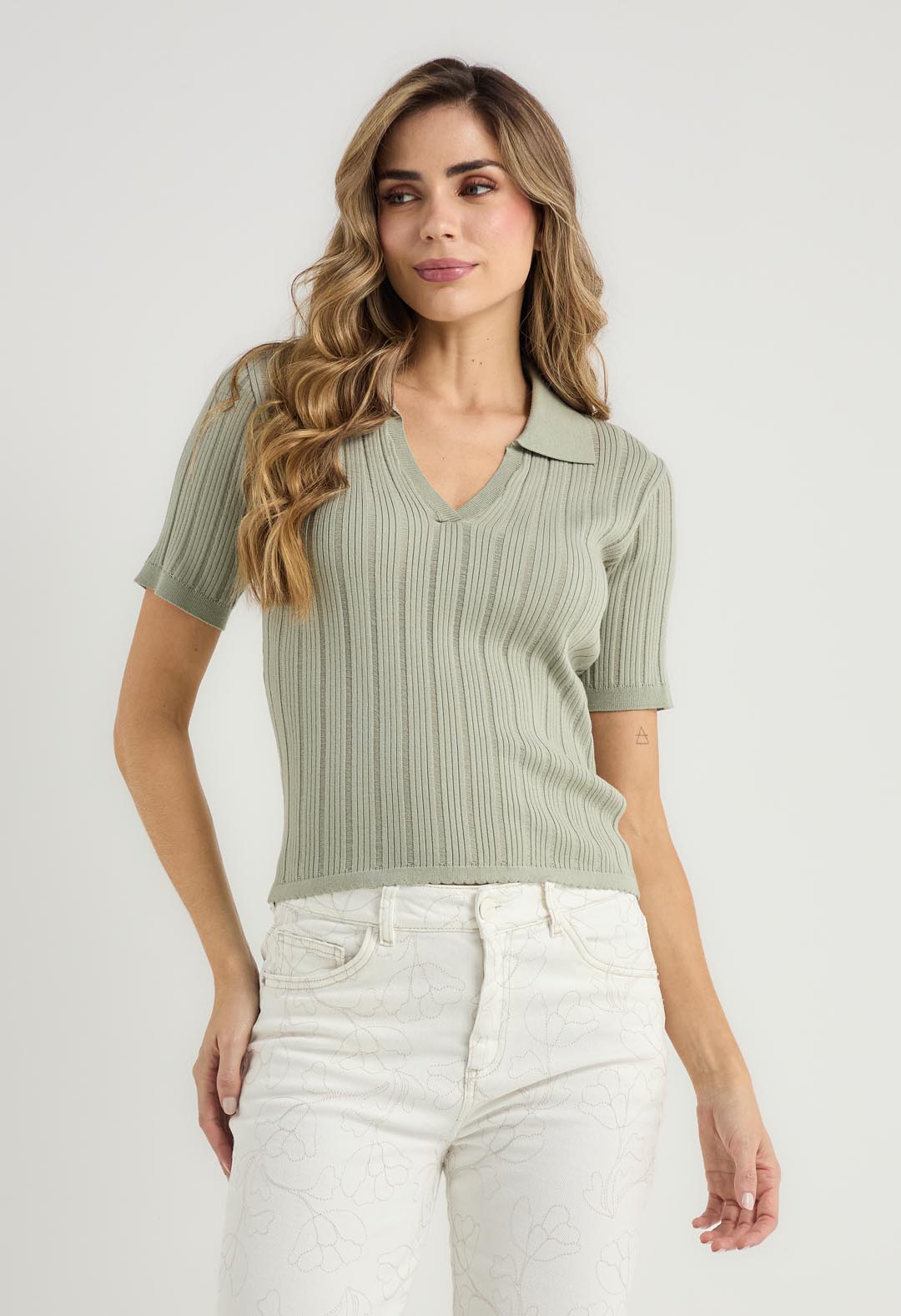 Camiseta verde con tejido abierto para mujer