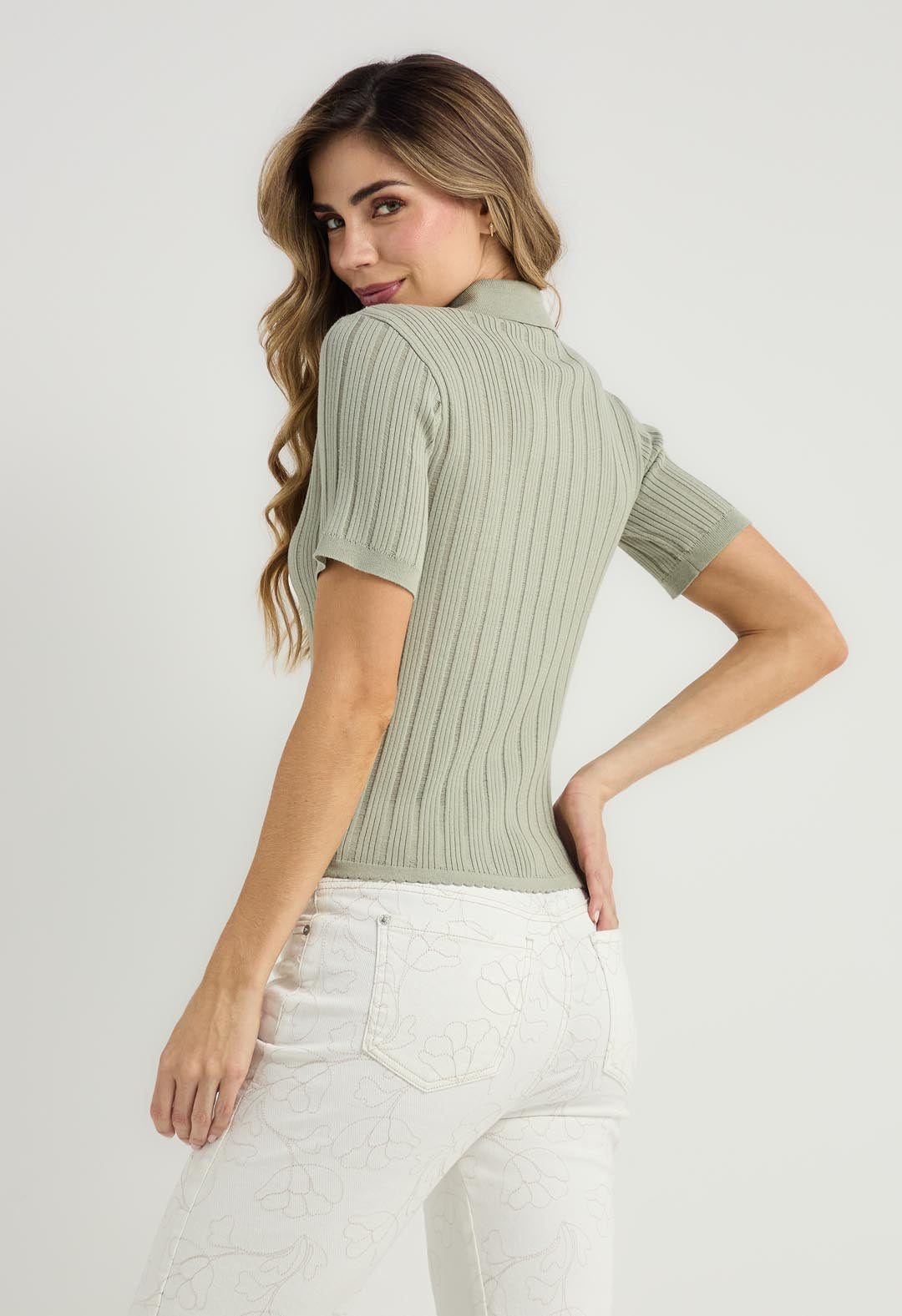 Camiseta verde con tejido abierto para mujer