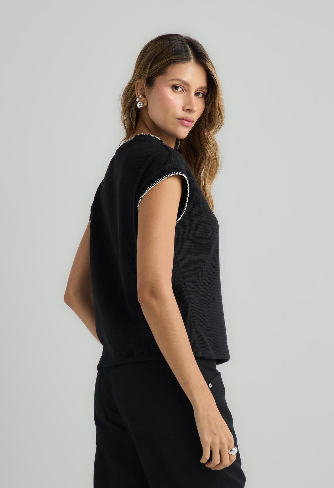 Camiseta negra en tela galleta para mujeres