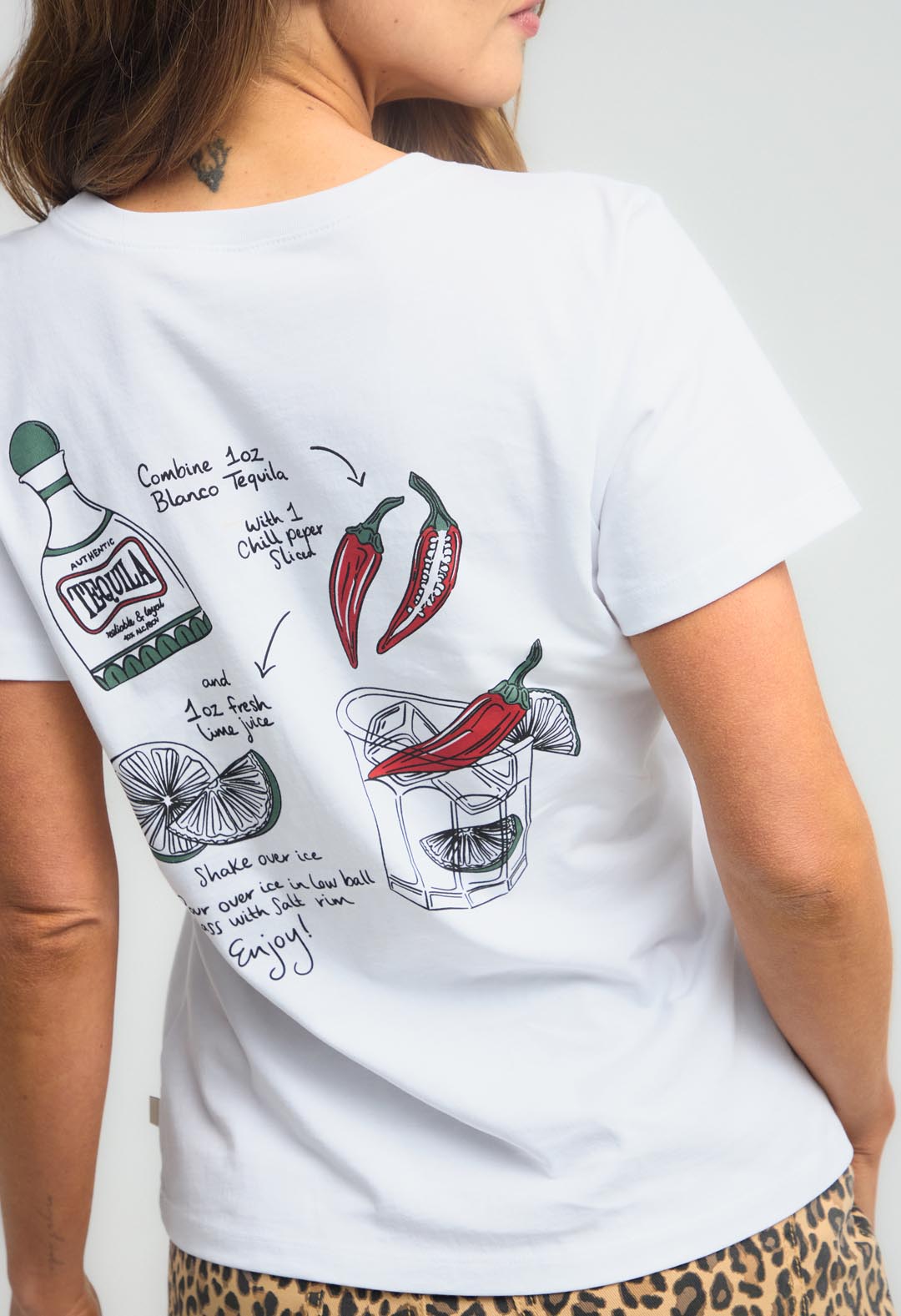 Camiseta blanca con cuello redondo para mujeres