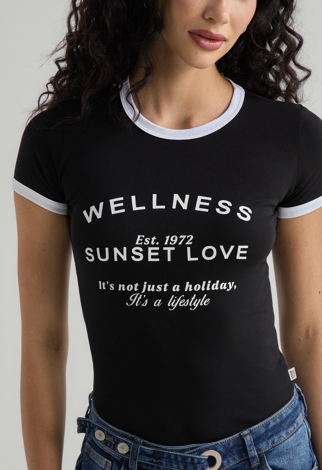 Camiseta negra con piezas en contraste para mujer