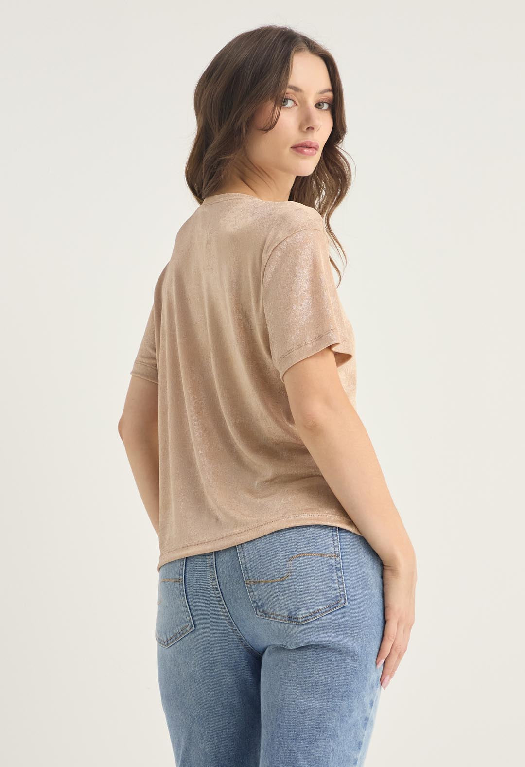 Camiseta arena con tela brillante para mujer