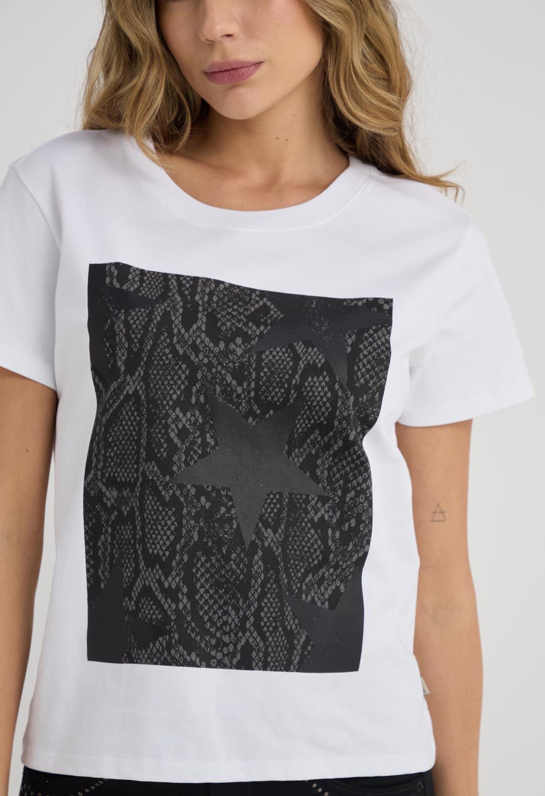 Camiseta blanca estampada en frente para mujer