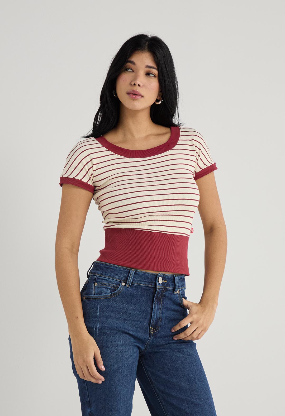 Camiseta en rib vino con escote bandeja para mujer