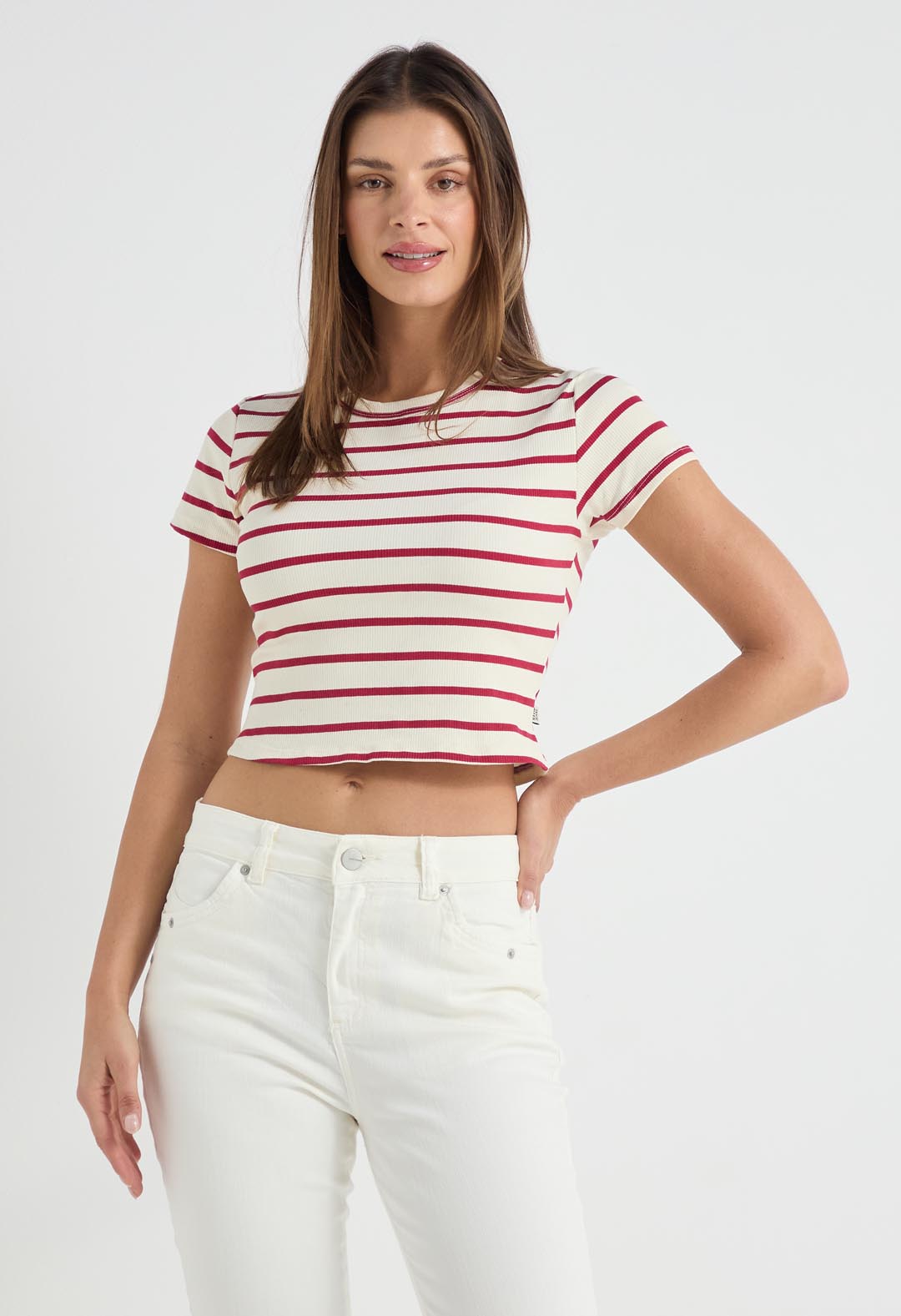 Camiseta crop magenta a rayas para mujer