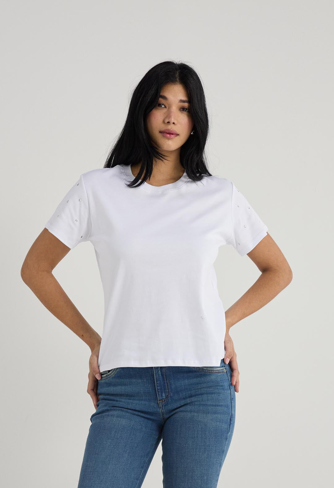 Camiseta blanca con apliques en mangas para mujer