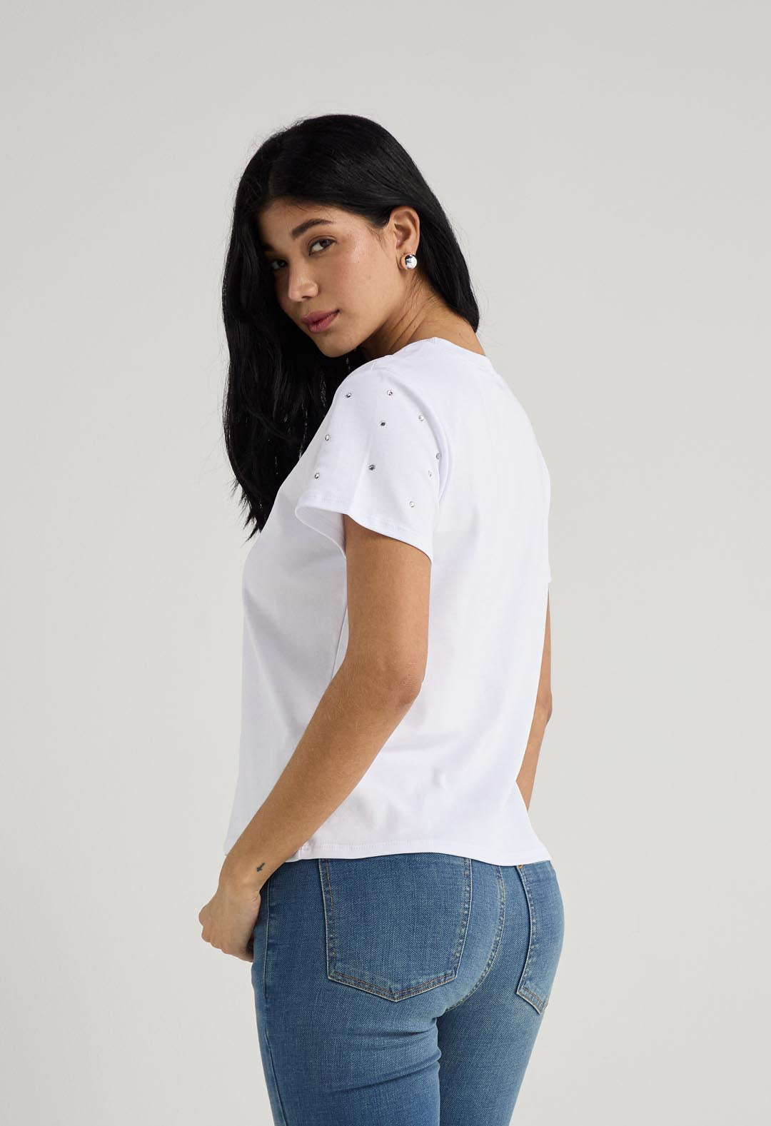 Camiseta blanca con apliques en mangas para mujer