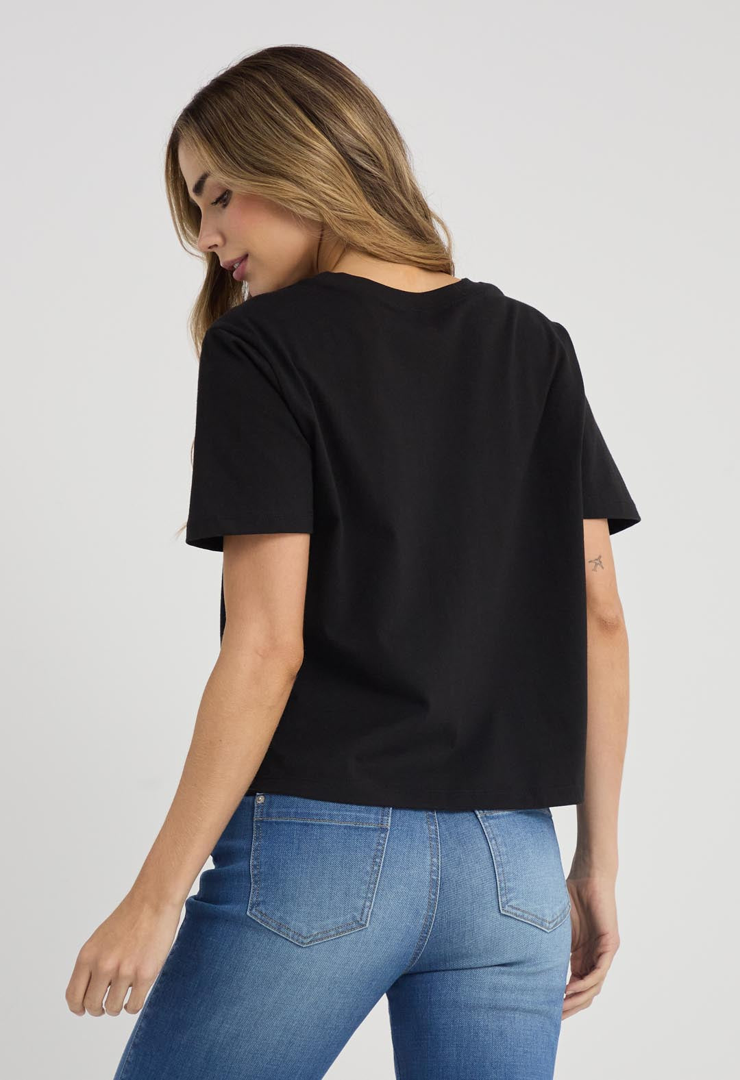 Camiseta negra estampado en frente para mujer