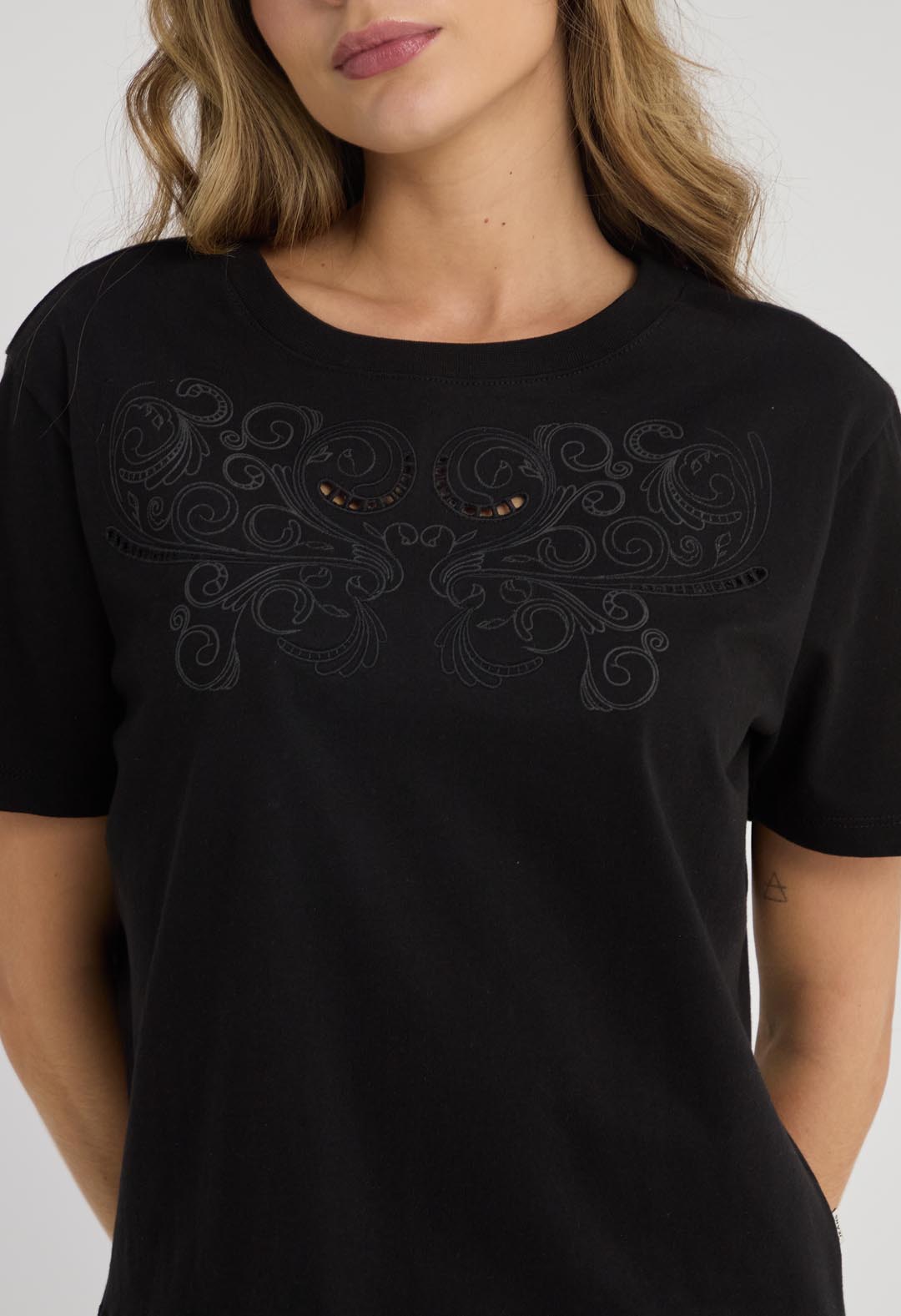 Camiseta negra estampado en frente para mujer