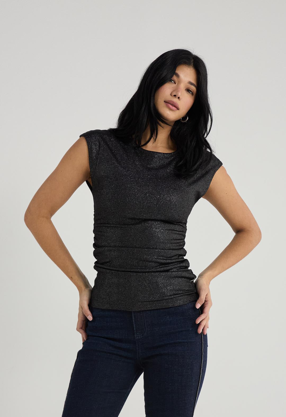 Camiseta negra con tela efecto brillo para mujer