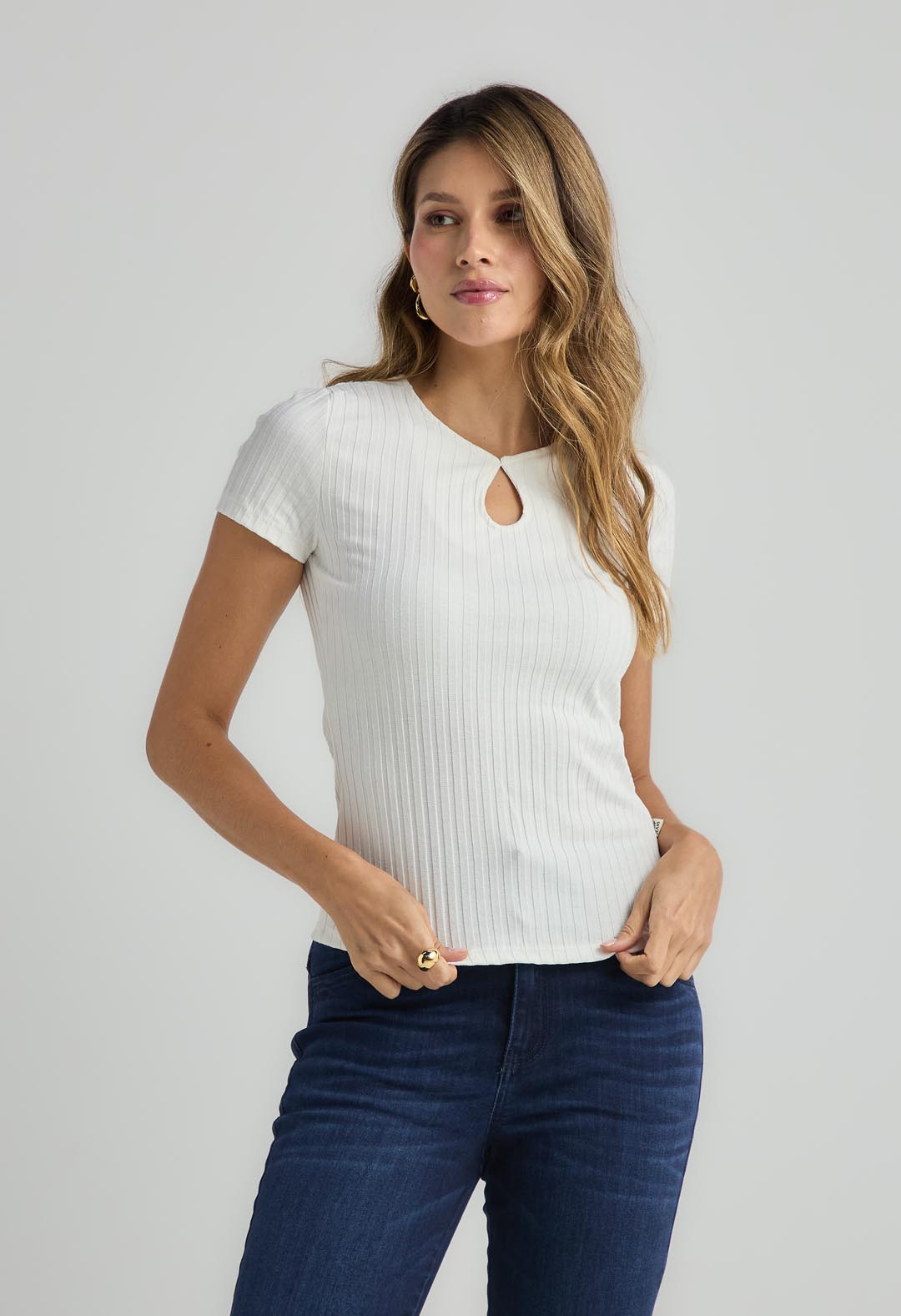 Camiseta en rib marfil con abertura para mujer