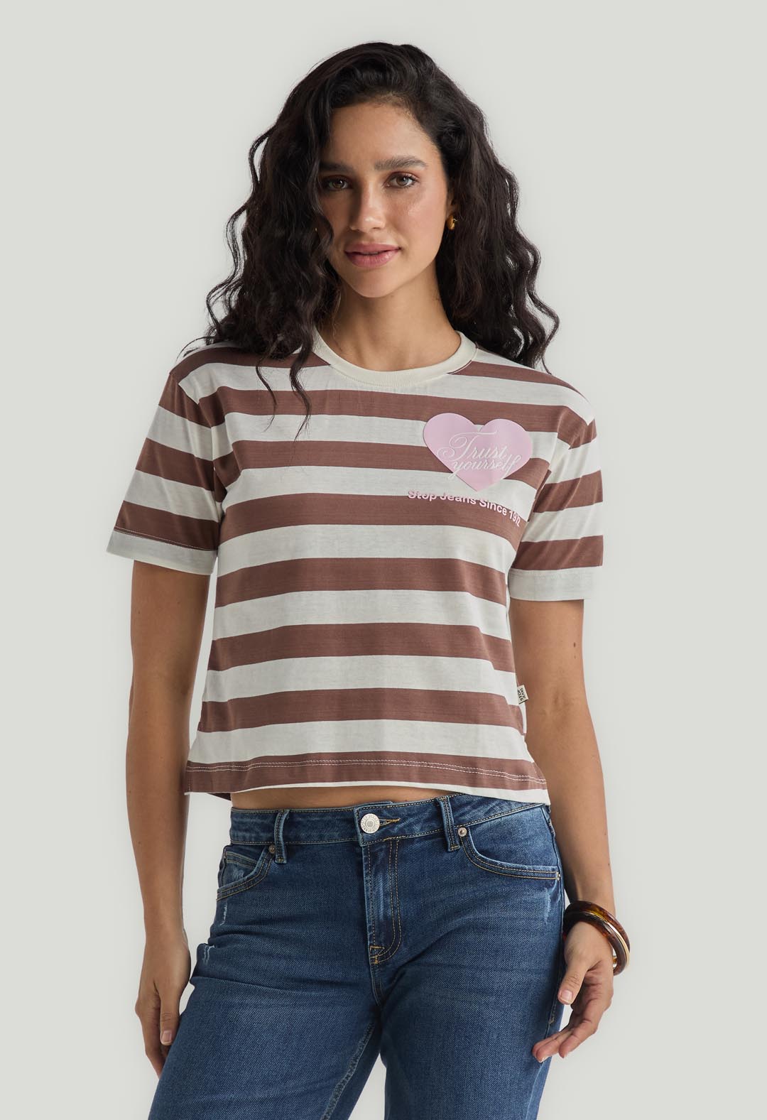 Camiseta a rayas chocolate estampada para mujer