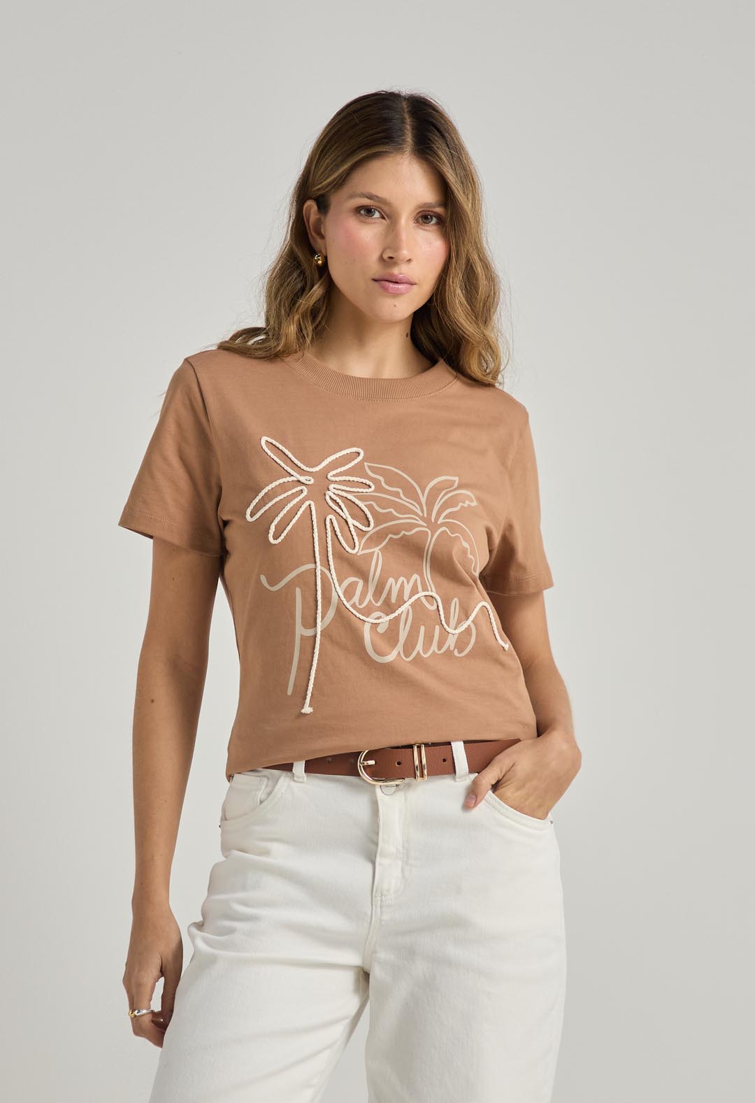 Camiseta miel con bordado en frente para mujer