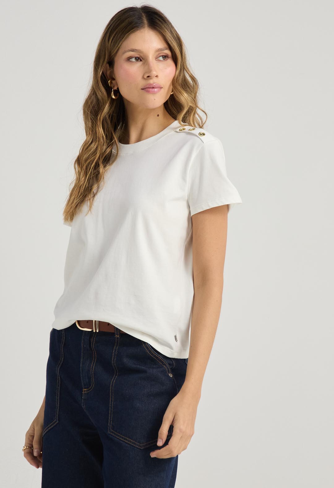 Camiseta marfil con botones en hombro para mujer