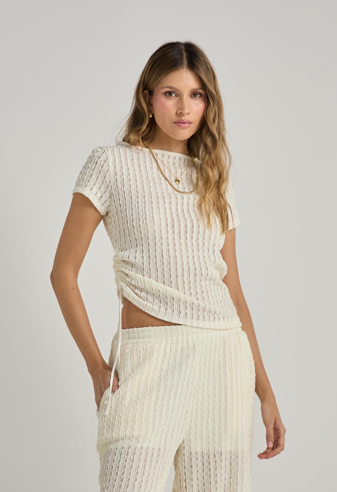 Camiseta marfil con recogido en costados para mujer
