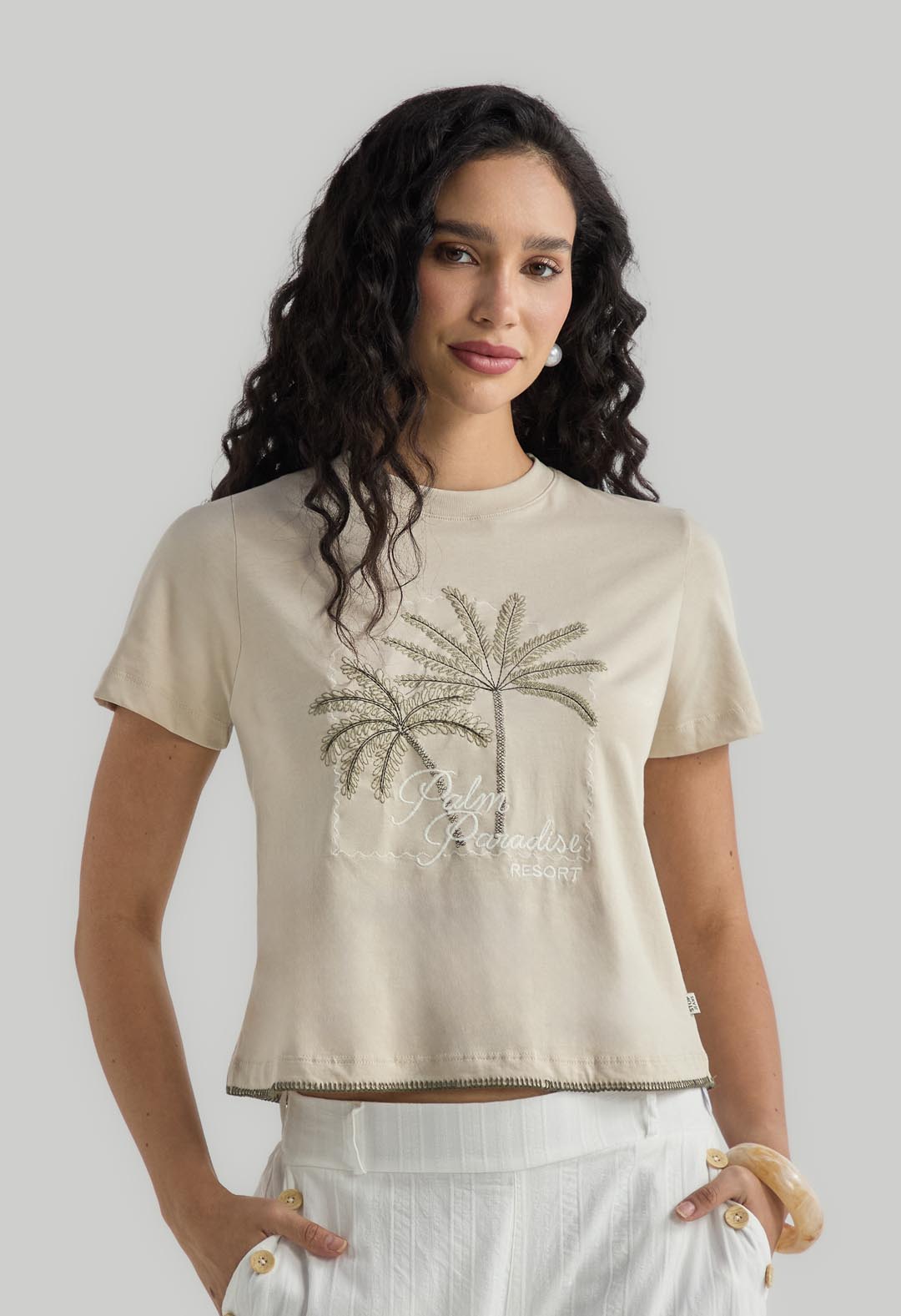 Camiseta arena con bordado para mujer