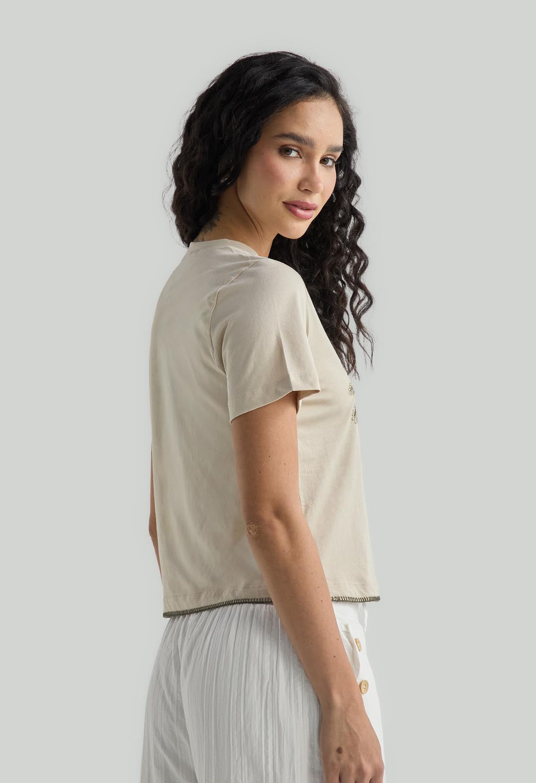 Camiseta arena con bordado para mujer