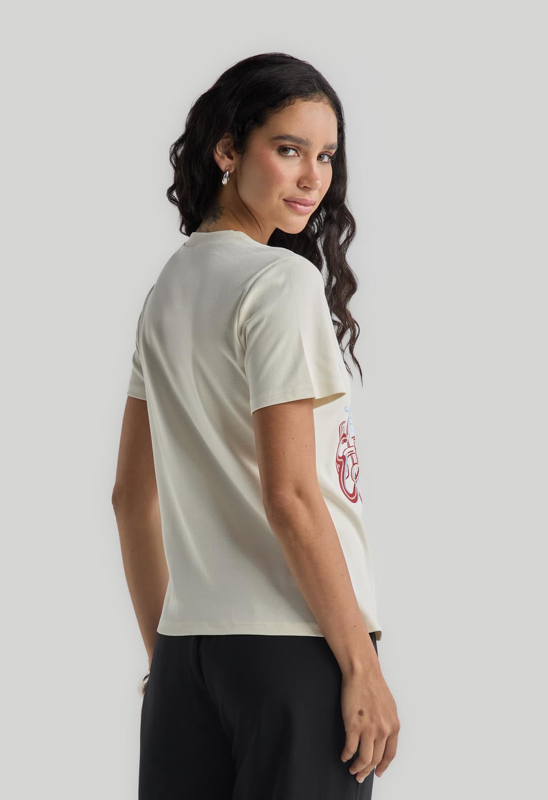 Camiseta marfil con cuello en rib para mujer