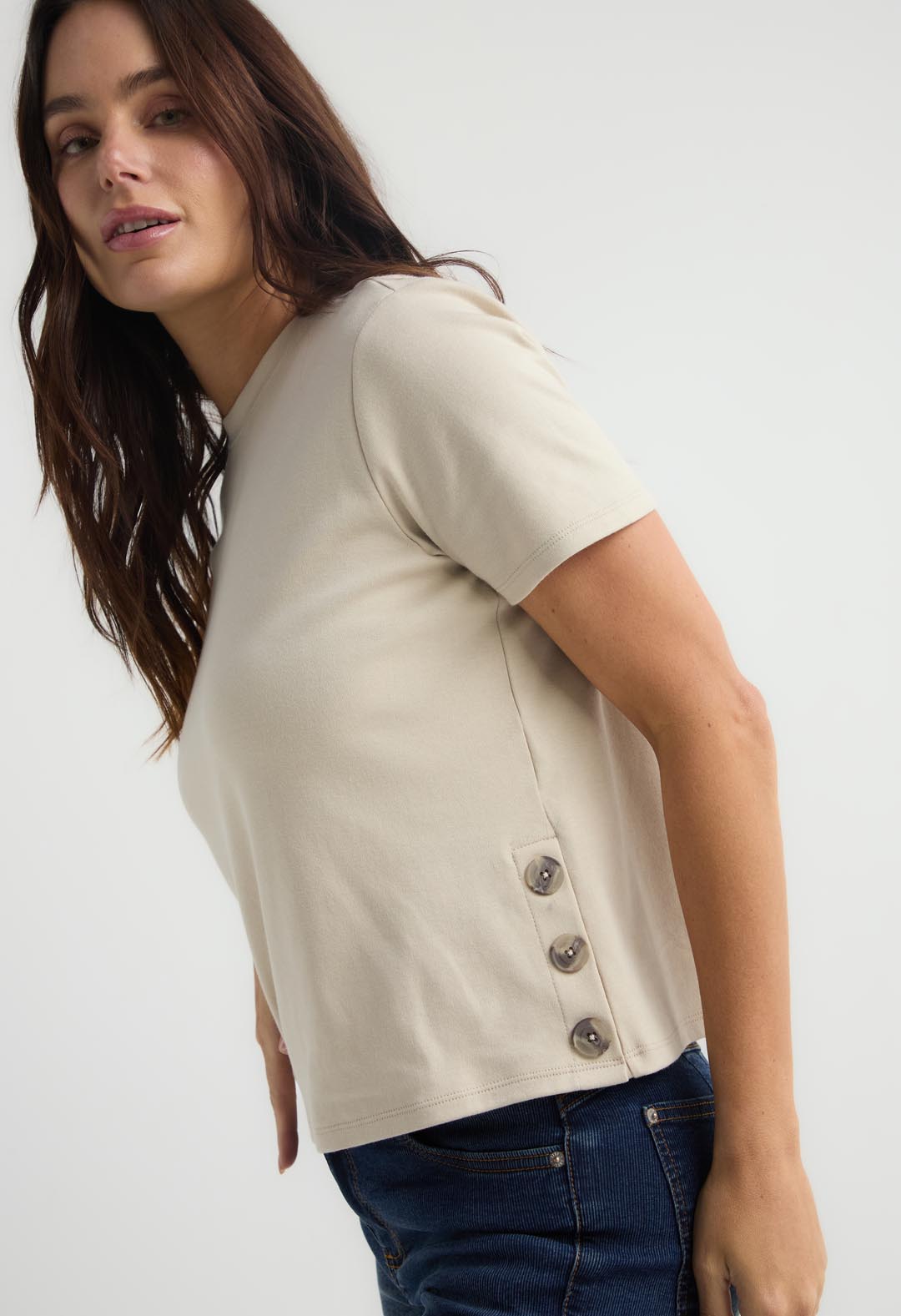 Camiseta arena con botones en costados para mujer
