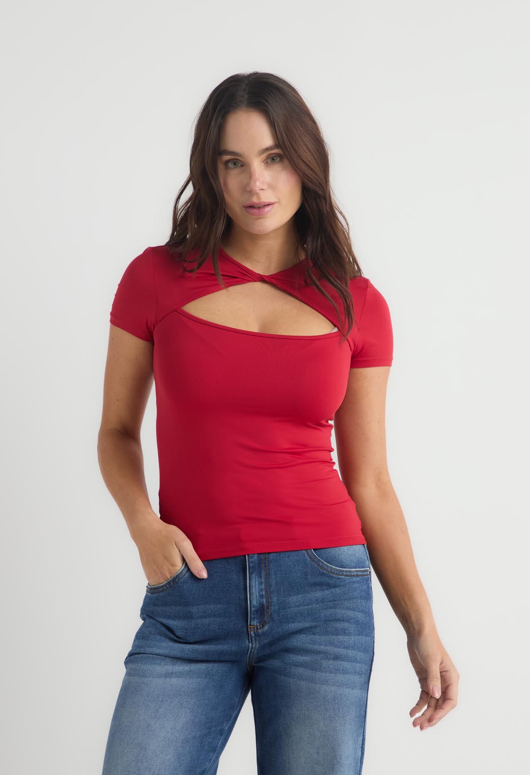 Camiseta roja con escote asimétrico para mujer