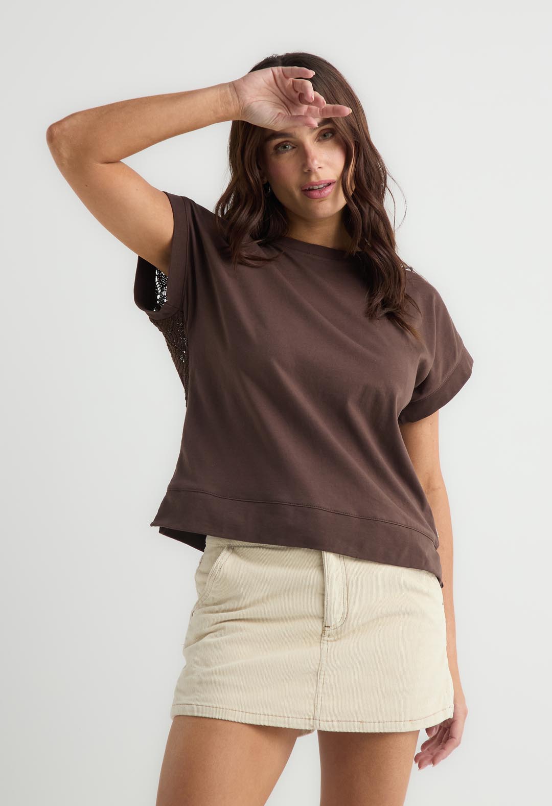 Camiseta café oscuro de manga corta para mujer