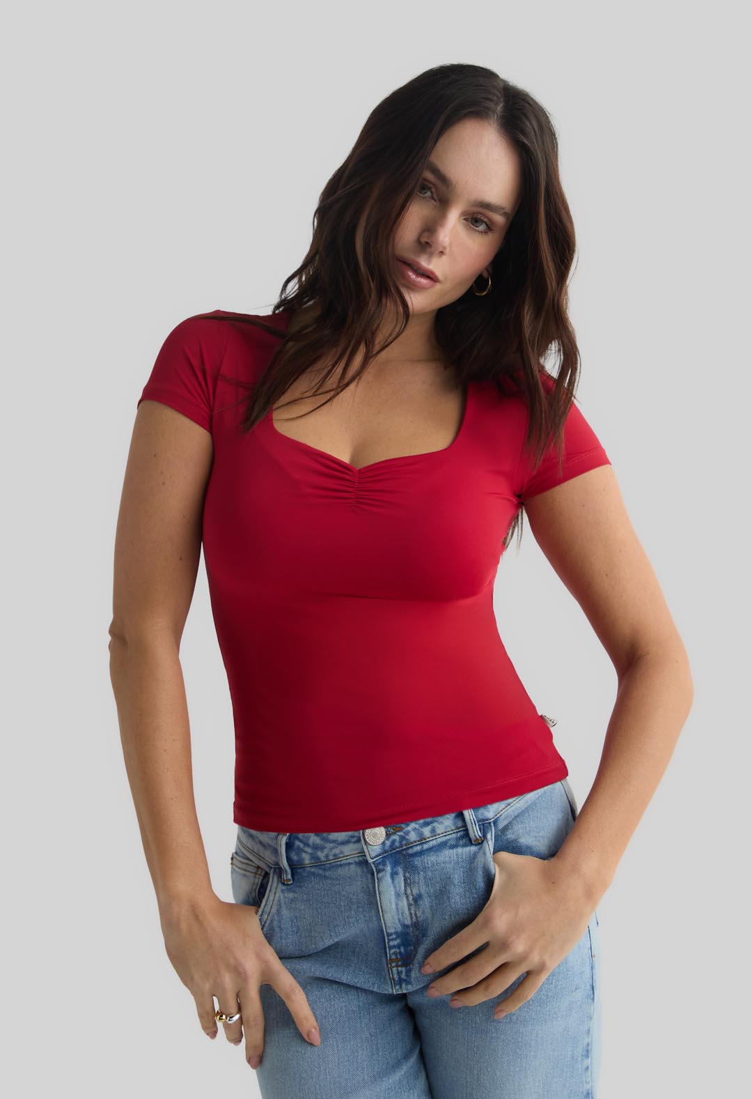 Camiseta roja con recogido en escote para mujer