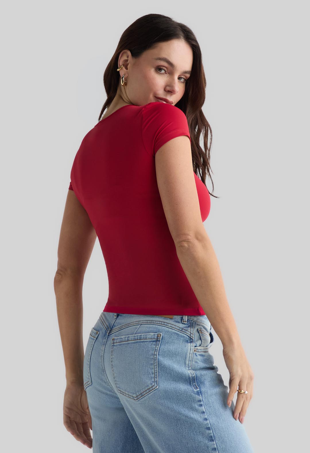 Camiseta roja con recogido en escote para mujer