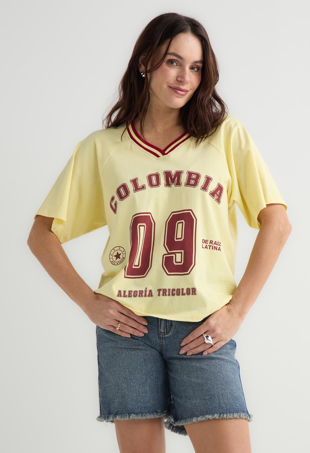 Camiseta amarillo claro con ribete en contraste para el mundial