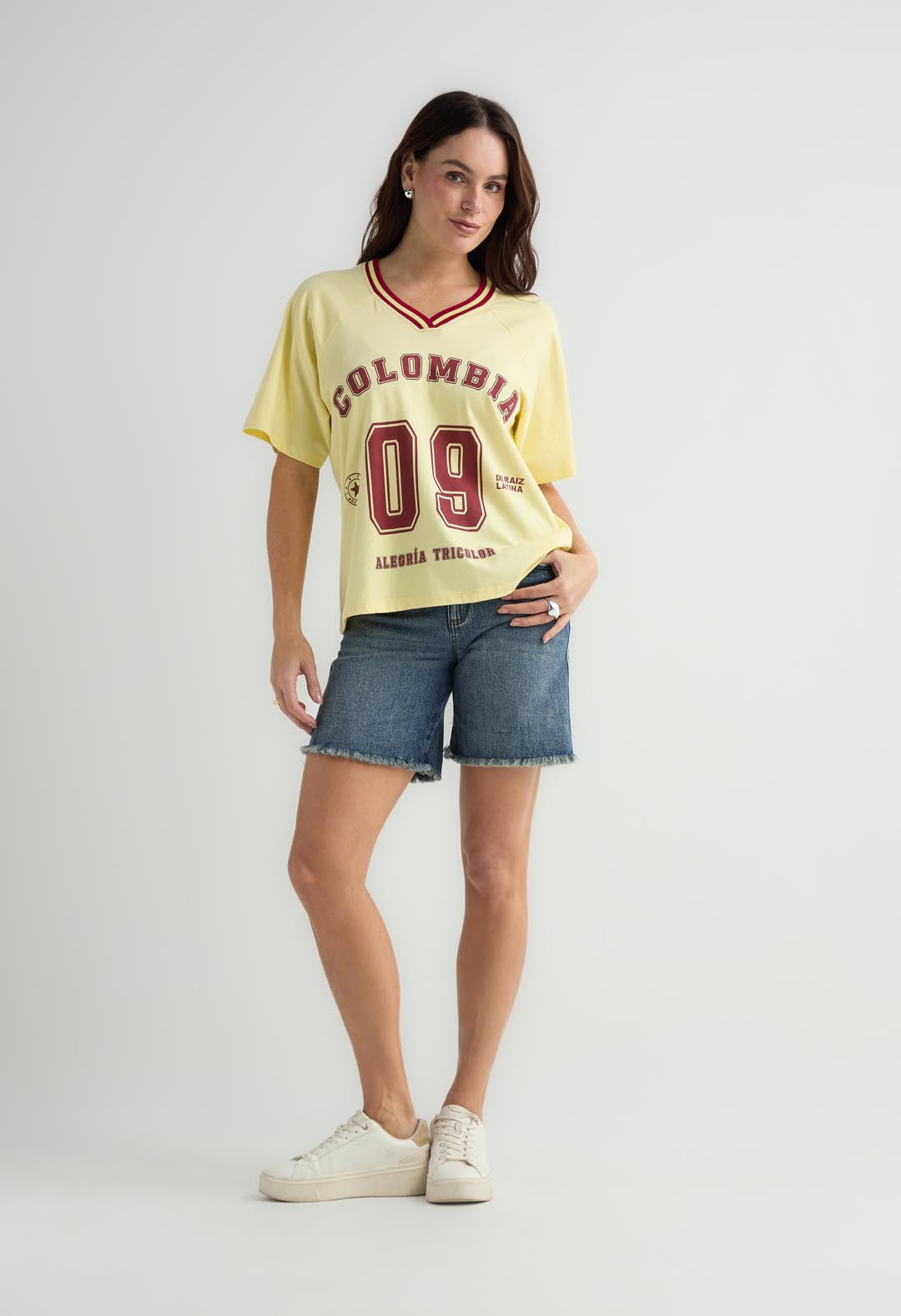 Camiseta amarillo claro con ribete en contraste para el mundial