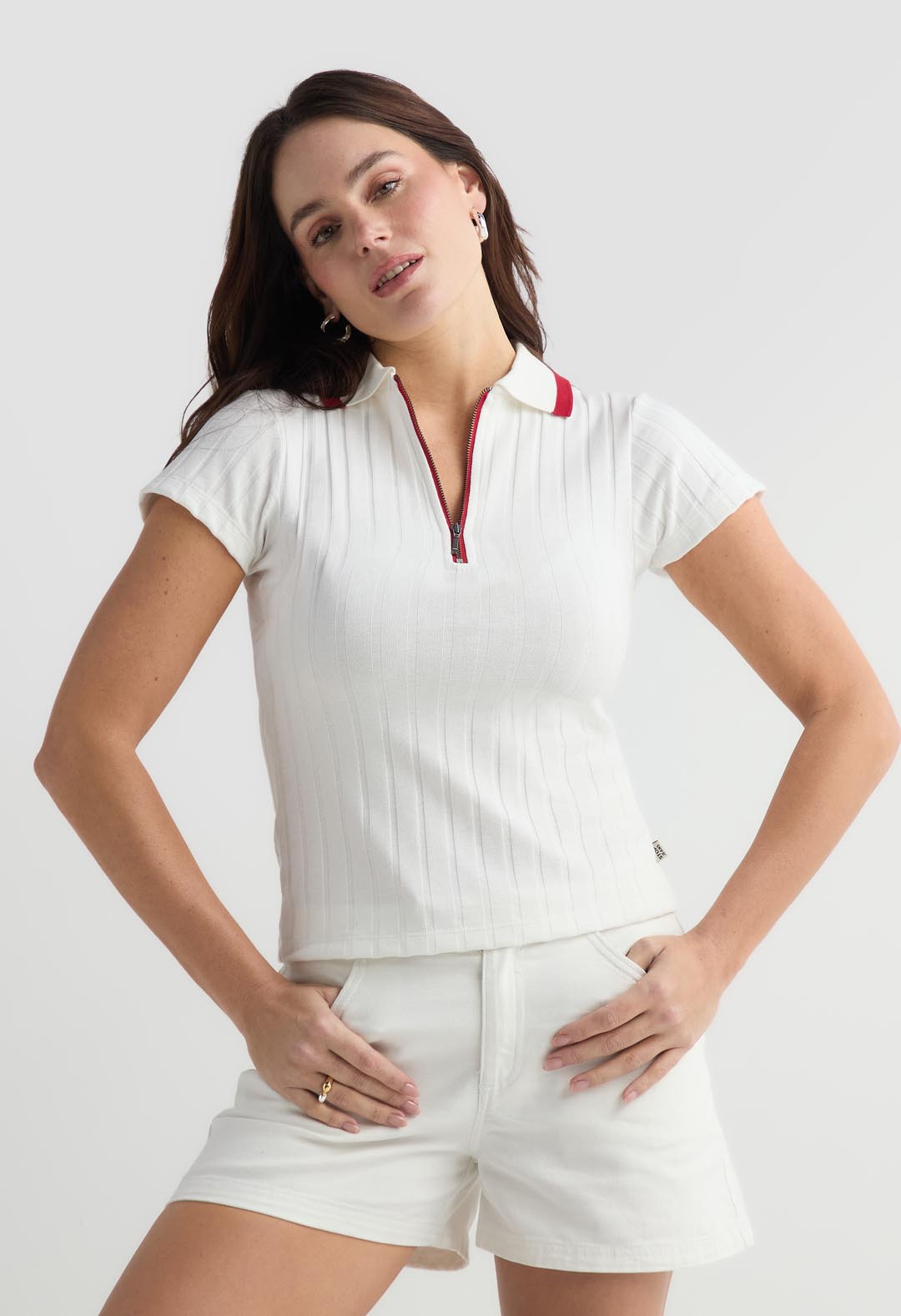 Camiseta marfil con cremallera en escote para mujer