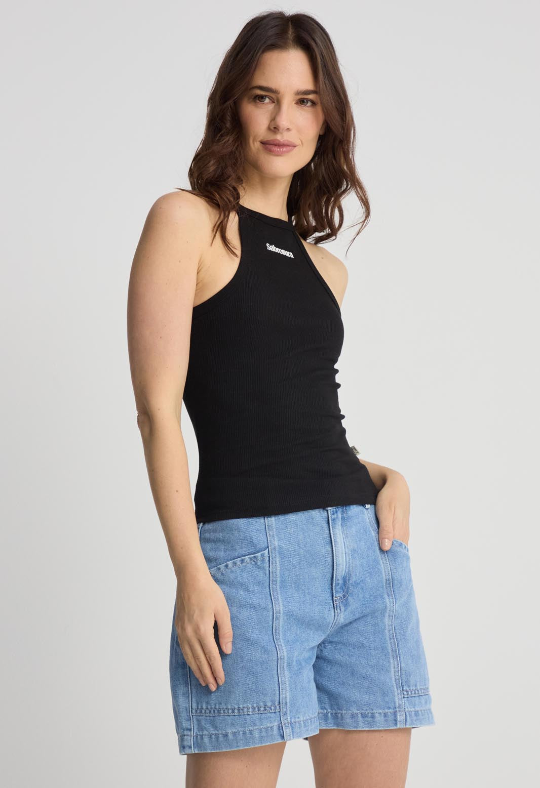 Camiseta crop negra de tiras para mujeres