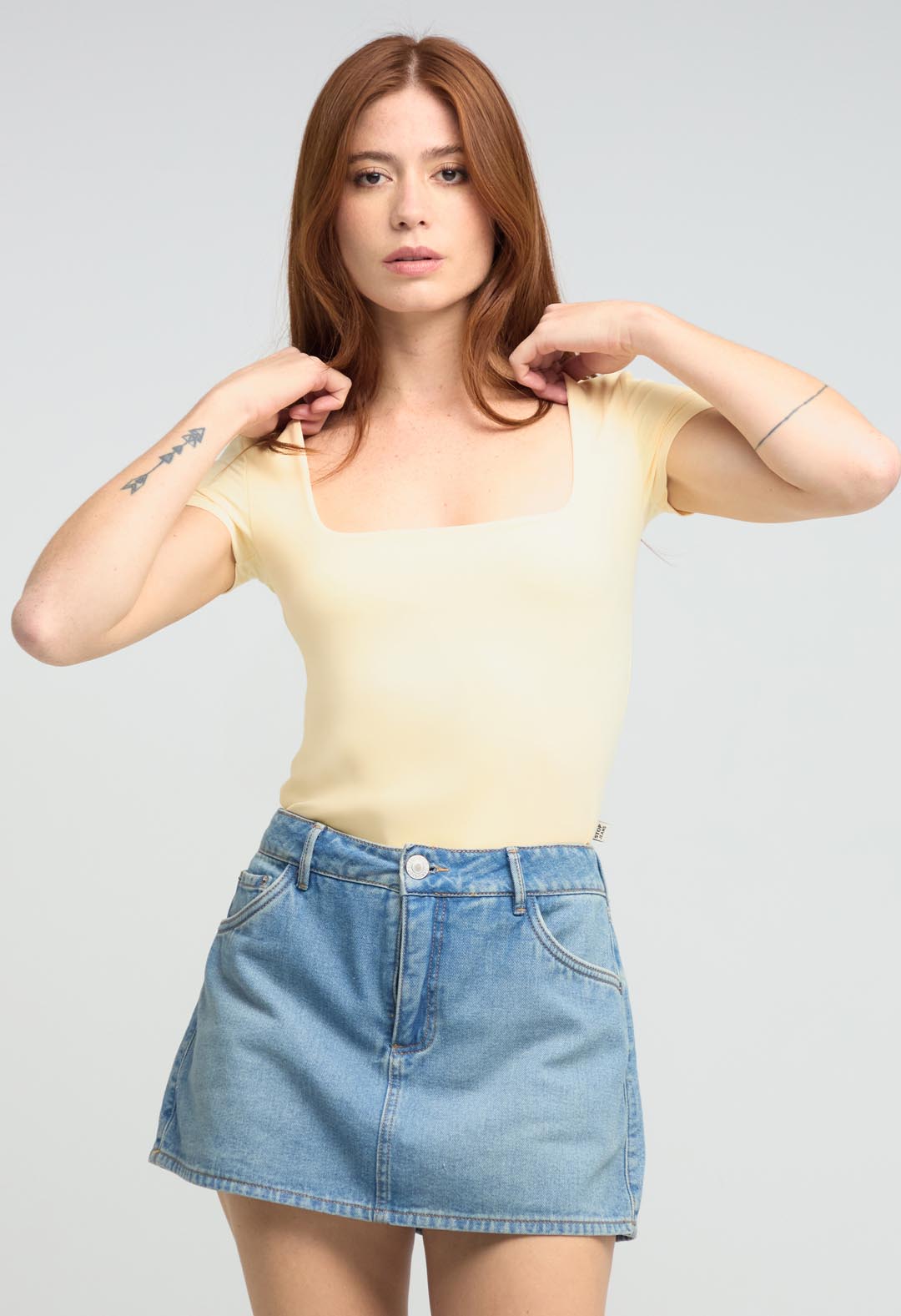 Camiseta amarillo pastel con escote cuadrado para mujeres