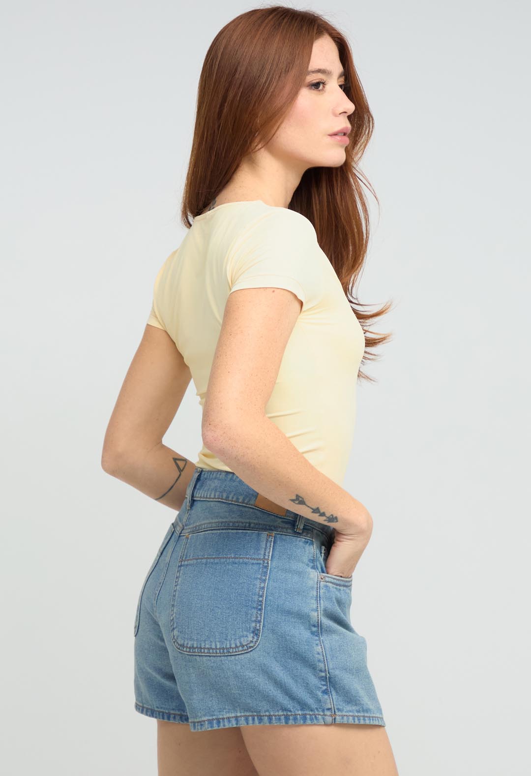 Camiseta amarillo pastel con escote cuadrado para mujeres
