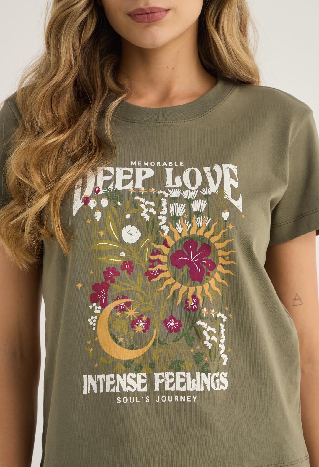 Camiseta verde militar estampada en frente para mujer