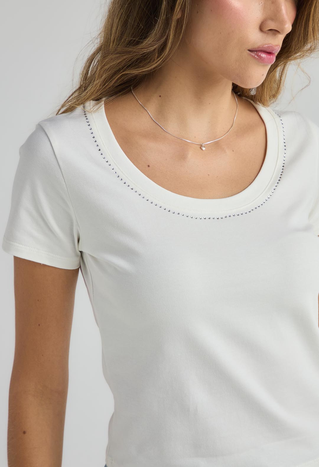 Camiseta marfil con apliques para mujer