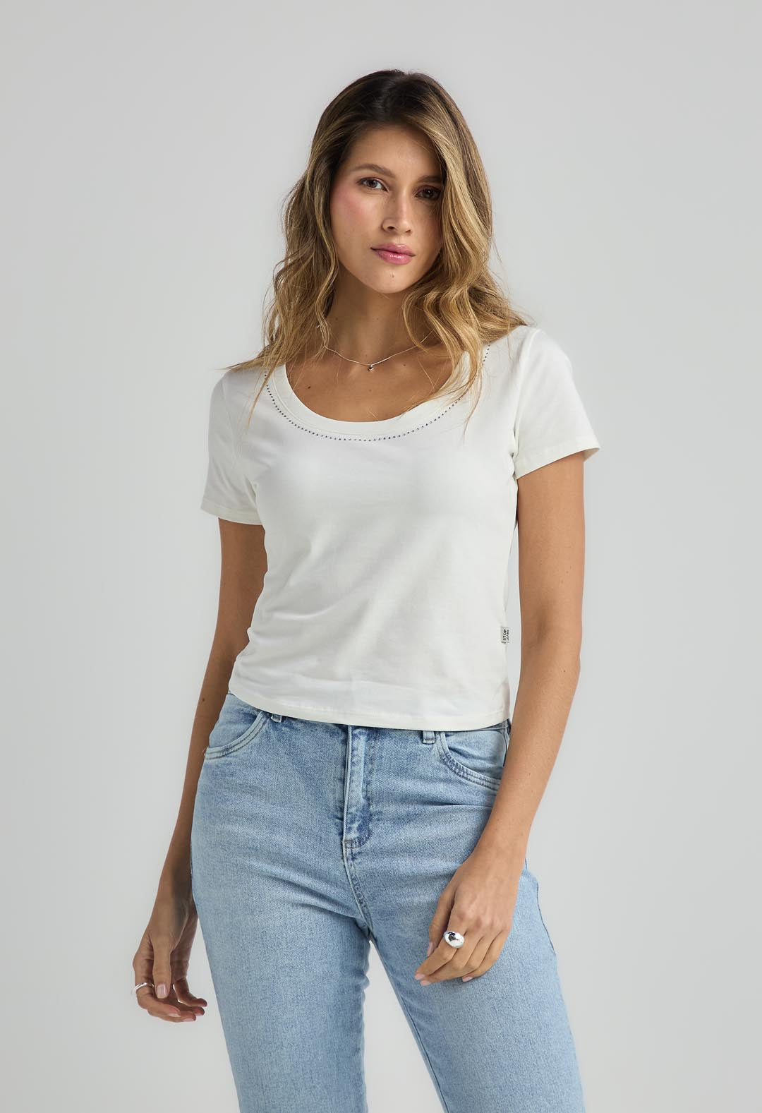 Camiseta marfil con apliques para mujer