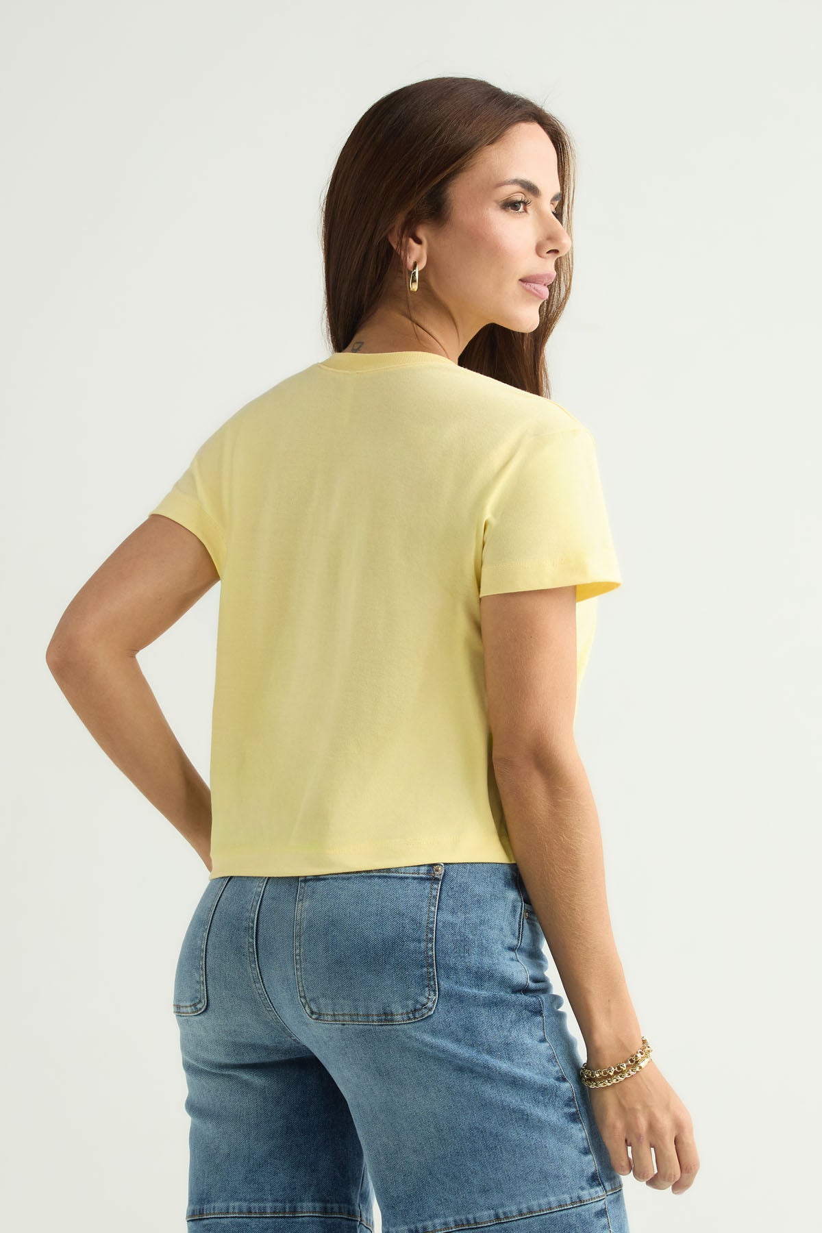 Camiseta amarilla con frente estampado para mujer