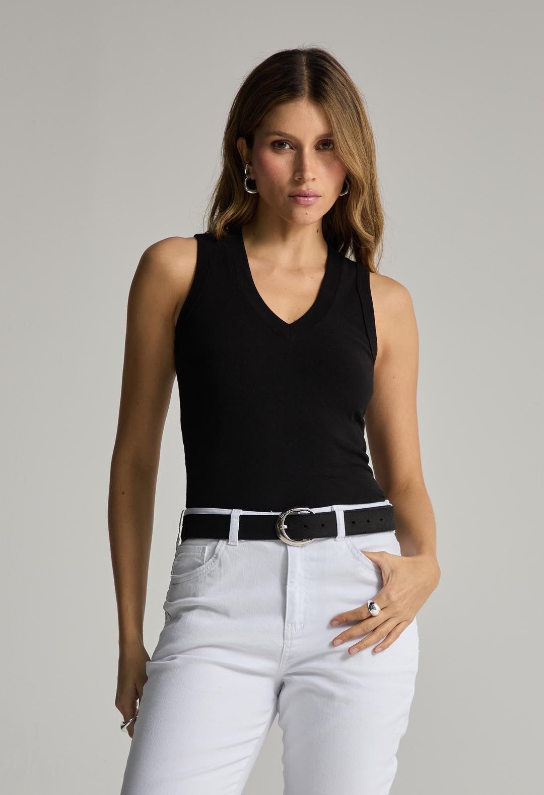 Camiseta negra manga sisa para mujer