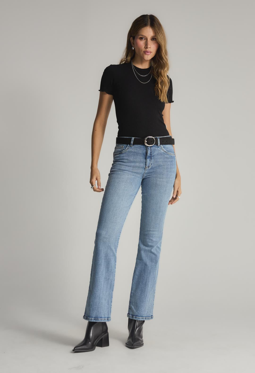 Camiseta negra manga con ruche para mujeres